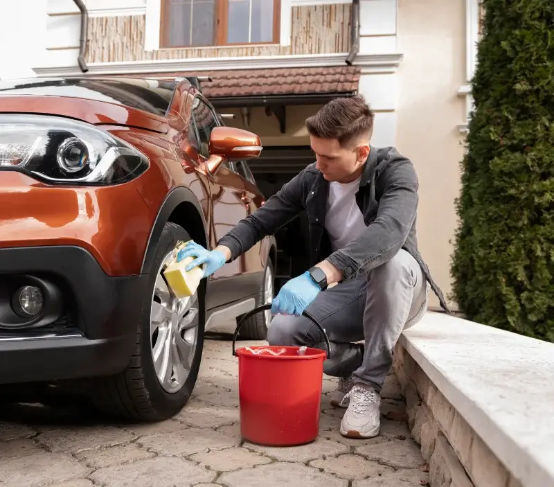 Lavage auto à domicile Condom-d'Aubrac : professionnel intervenant sur un véhicule